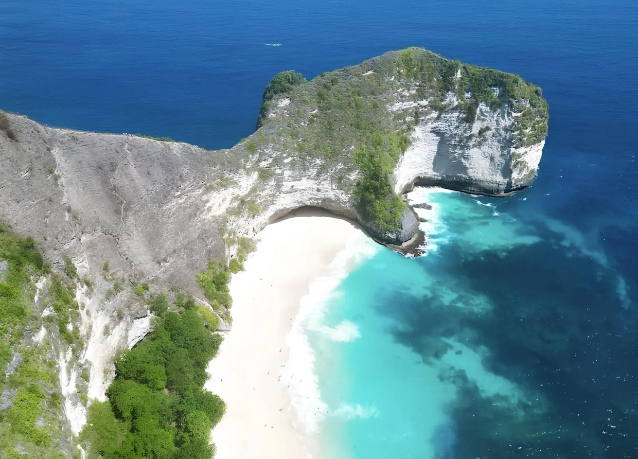 DISCOVER INDONESIA'S HIDDEN COASTAL GEMS: A TROPICAL PARADISE THAT ENCHANTS TRAVELERS