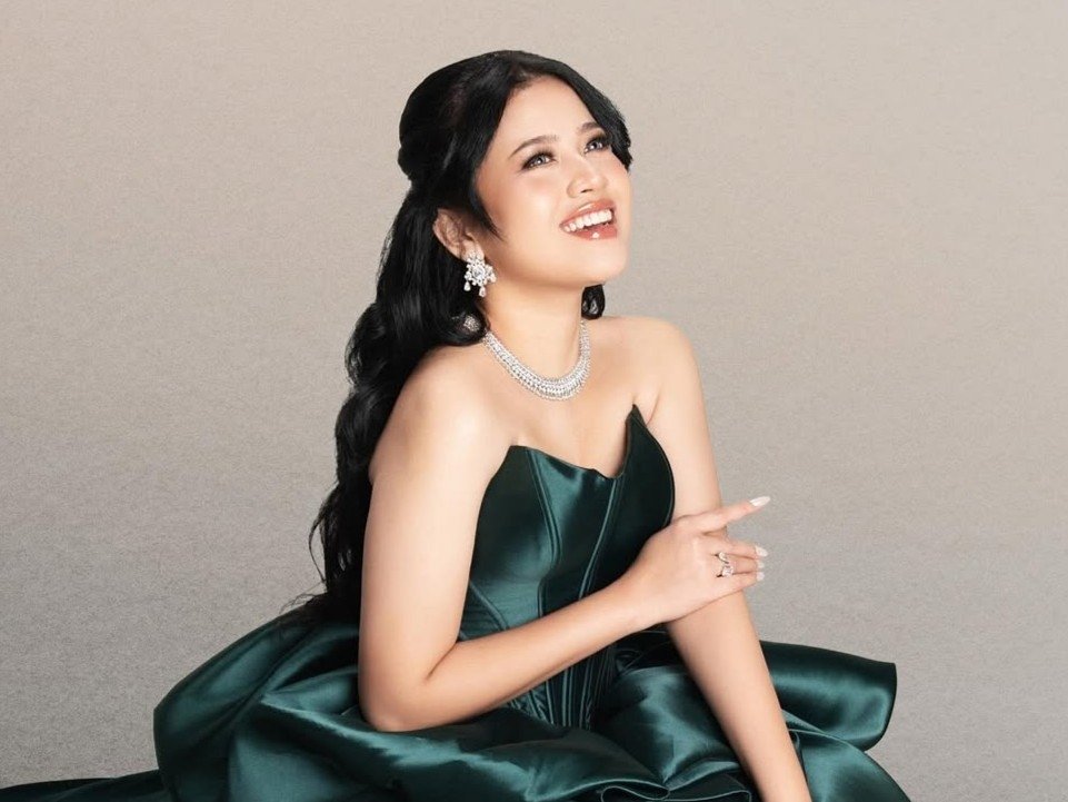 SHABRINA LEANOR SHINES BRIGHT AS THE WINNER OF INDONESIAN IDOL 2025